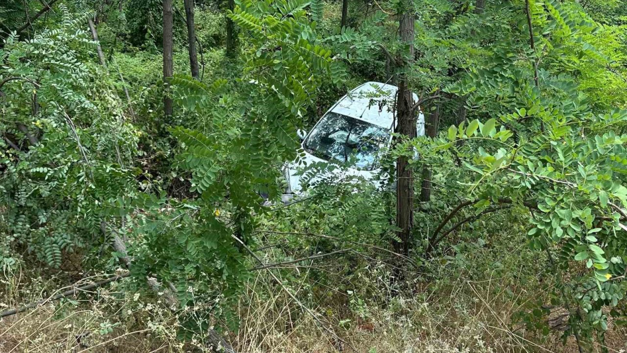 Bursa’da kontrolden çıkan otomobil şarampole yuvarlandı