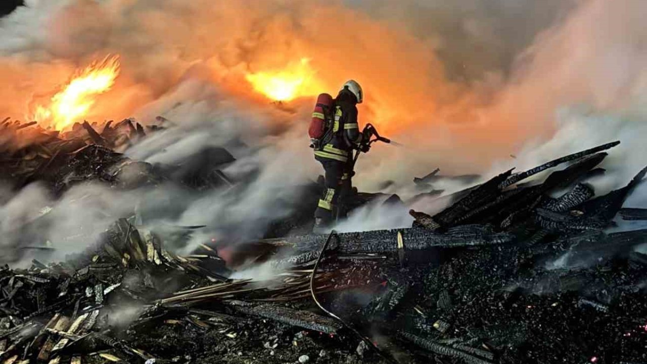 Kereste fabrikasındaki yangın büyümeden söndürüldü