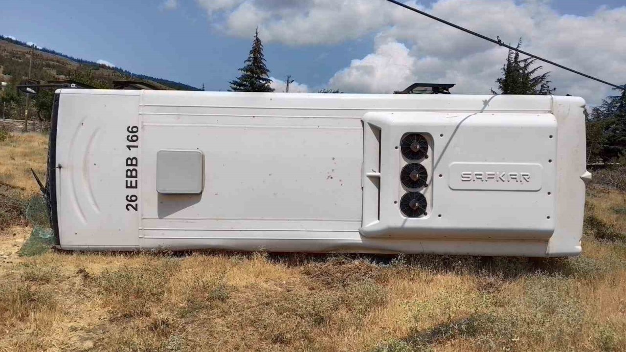 Belediye otobüsü devrildi: 2 yaralı