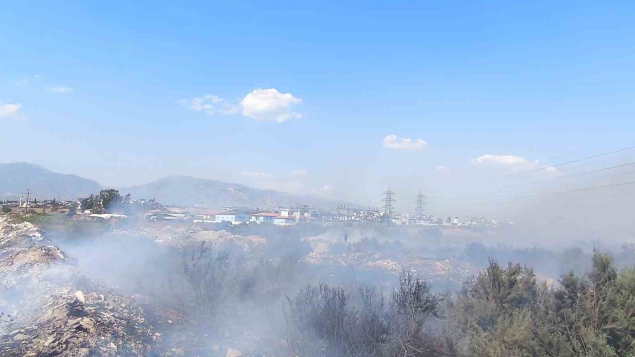 Kanal kenarında çıkan yangın söndürüldü