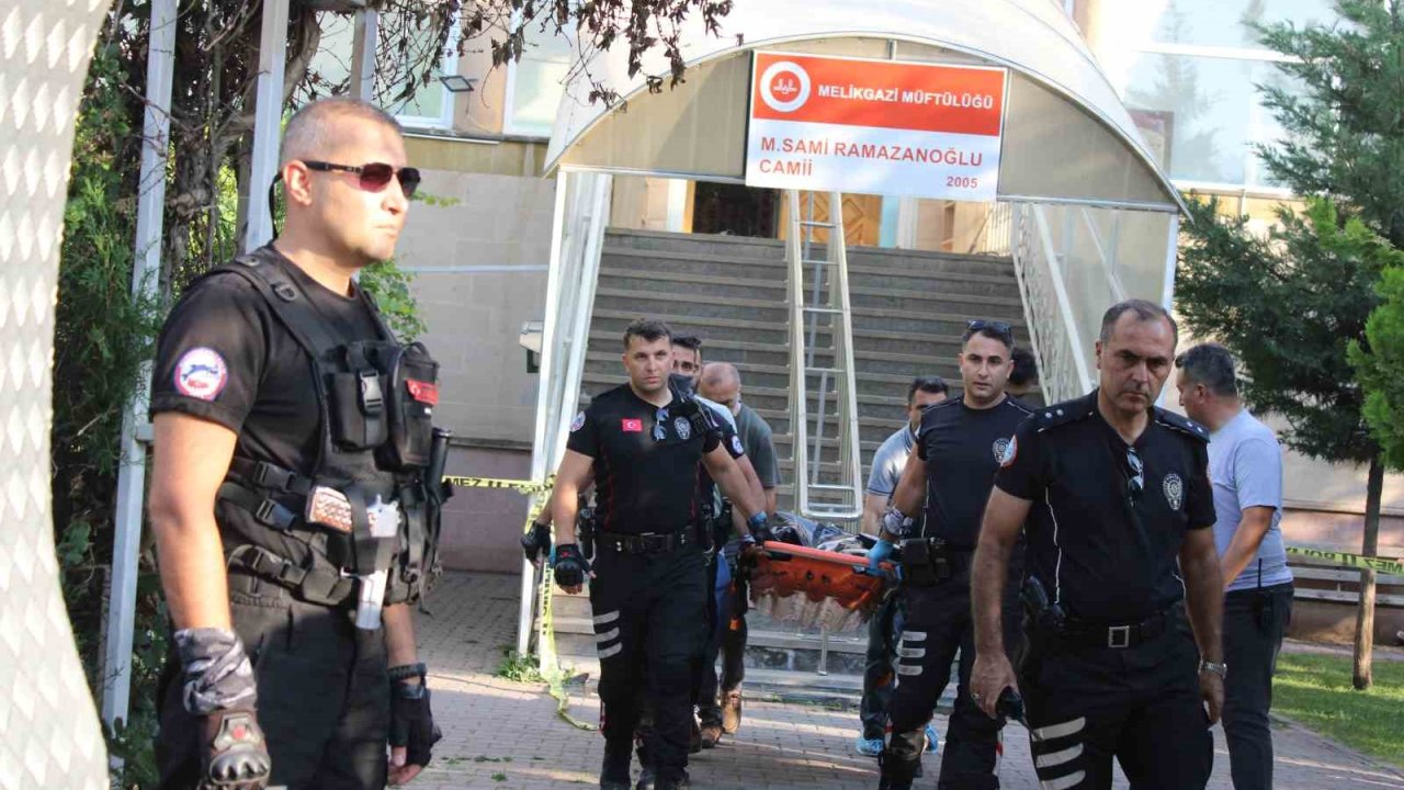 Husumetlisini namaz kılarken boğazını keserek öldürdü