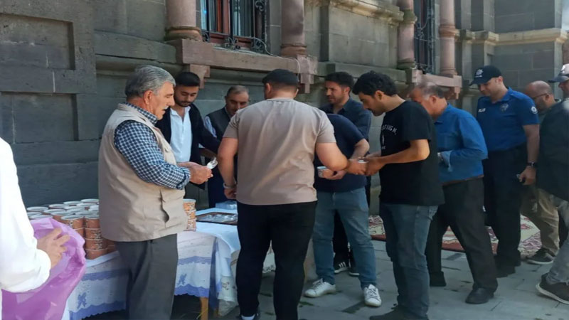 Kars'ta yaz Kur'an Kursu öğrencilerine aşure ikram edildi.