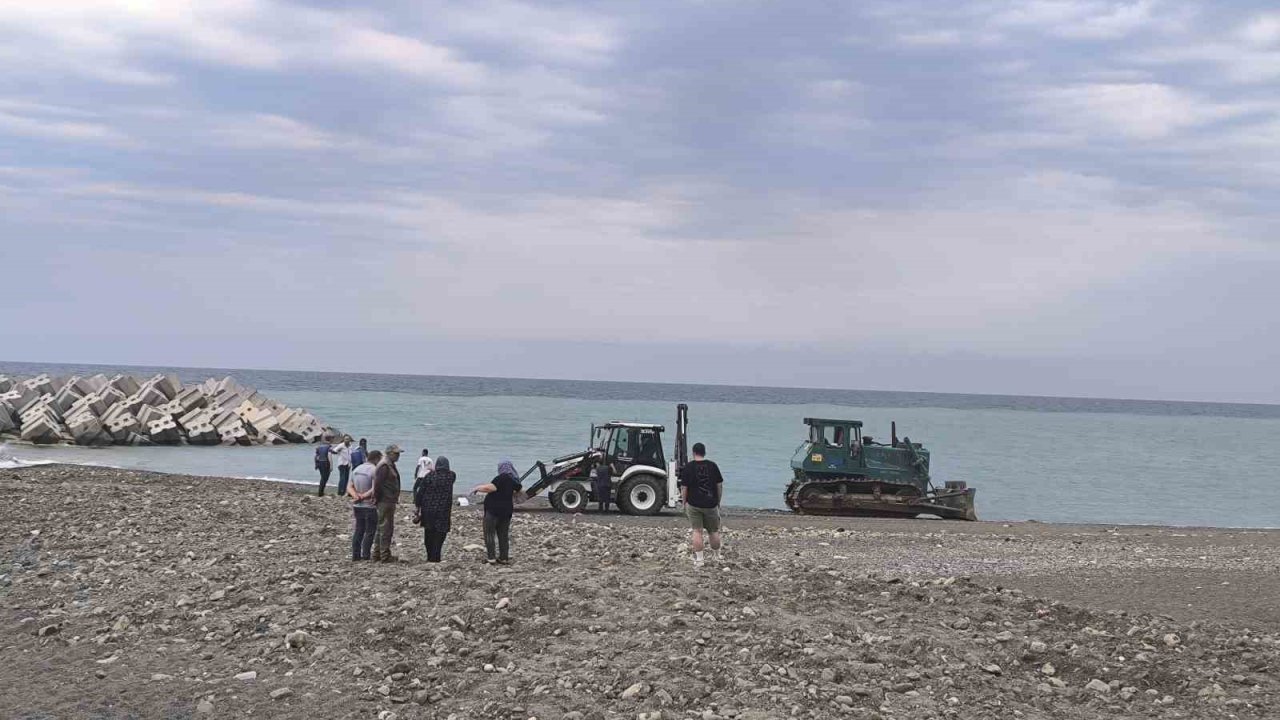 Sahilde güneşlenen kadını ezerek ölümüne sebep olan iş makinesinin operatörü tutuklandı