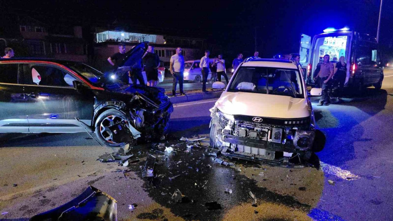 Karşı şeride geçen cip başka bir cipe çarptı: 5 yaralı