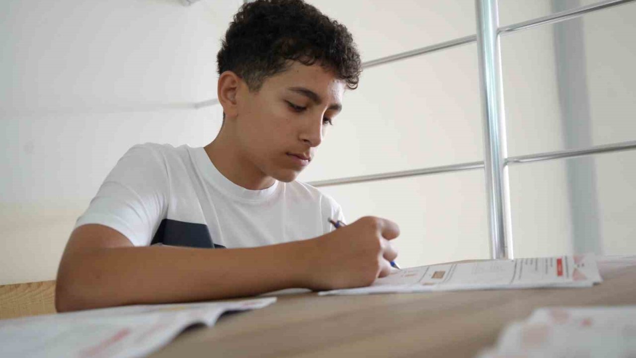 Azimli ve disiplinli çalışma başarıyı getirdi: Bayburt LGS birincisi çocukluk hayaline adım adım ilerliyor