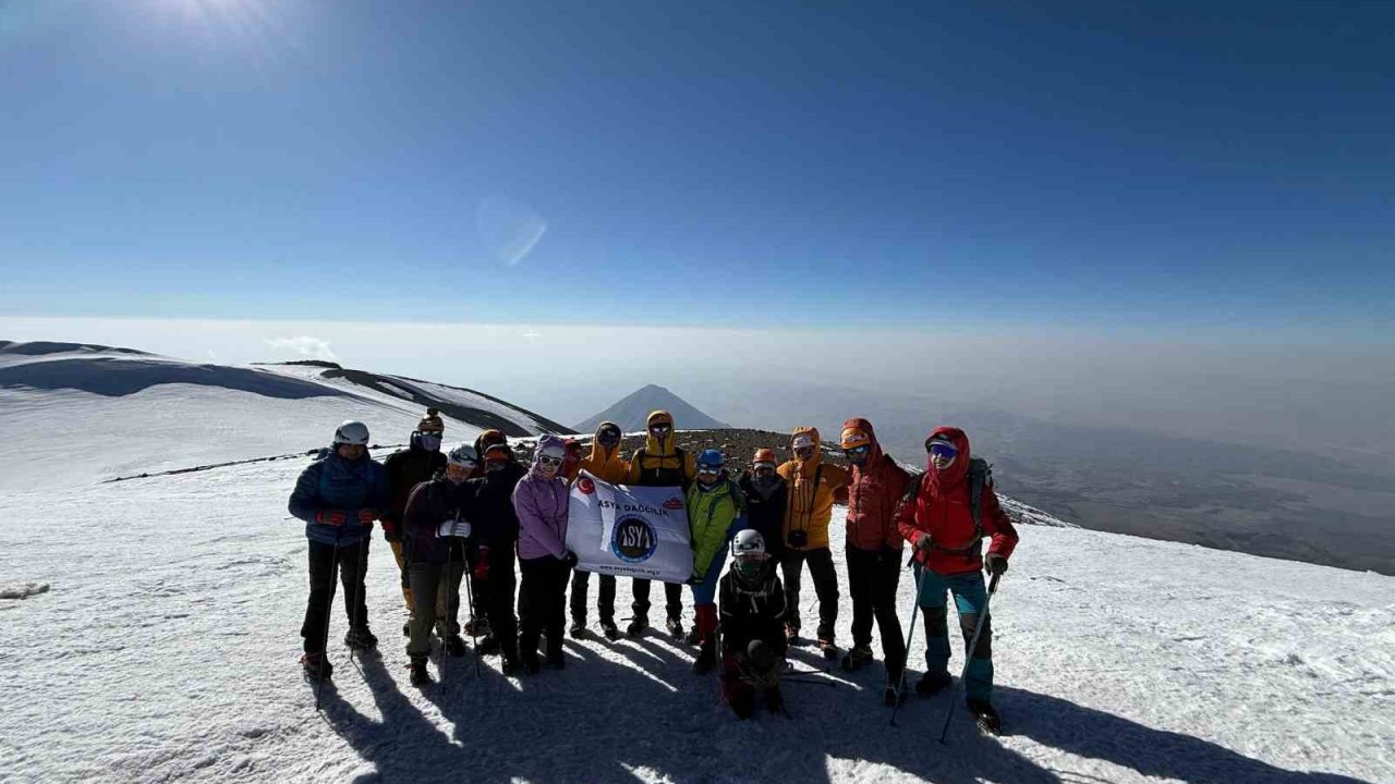 İstanbul’dan gelen dağcılar Ağrı Dağı’nın zirvesine ulaştı