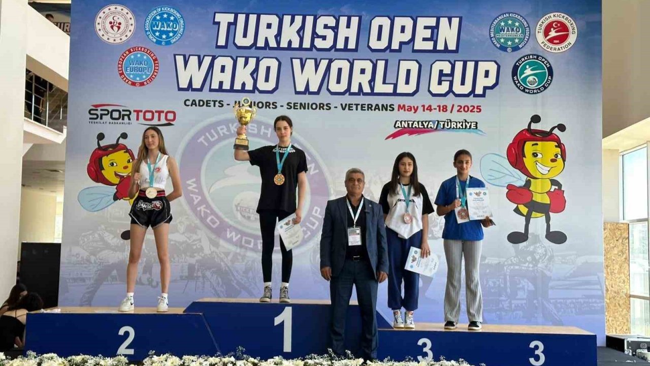 Yağmur Denizli’den kick boksta tarihi zafer