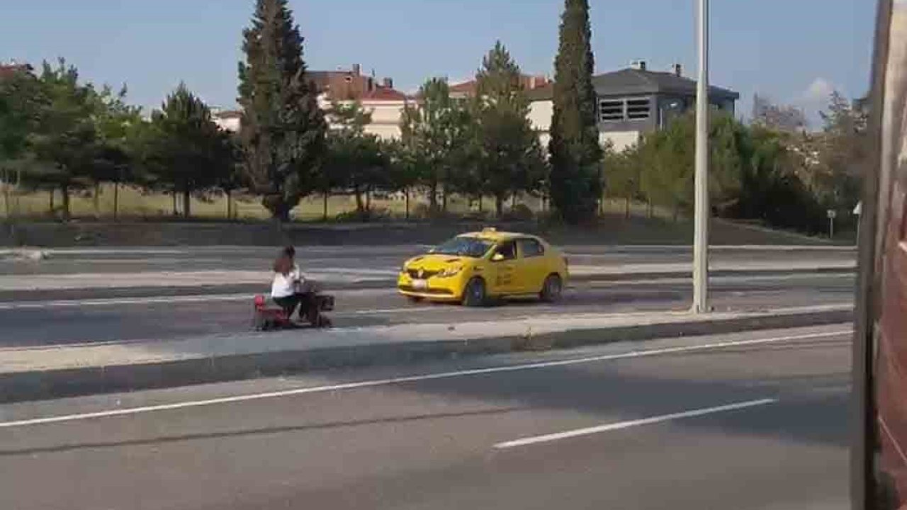 Elektrikli bisikletle ters yönde ilerlerken kameraya yakalandı
