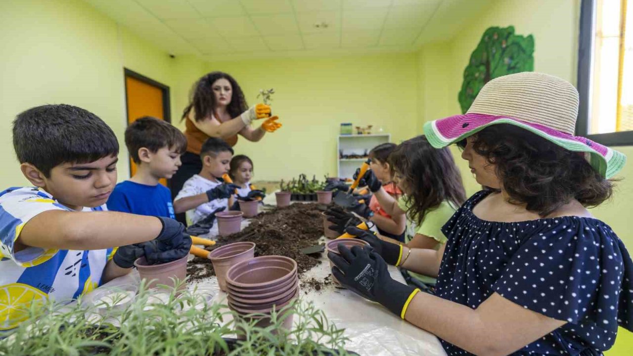 Toroslar Çocuk Kampüsü ile çocuklar bilimi eğlenceyle öğreniyor