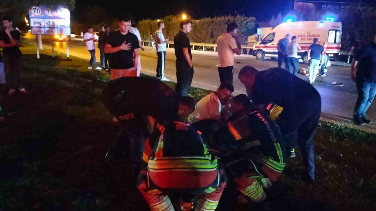 Balıkesir’de motosikletle otomobil kaza yaptı; 1ölü, 1 yaralı