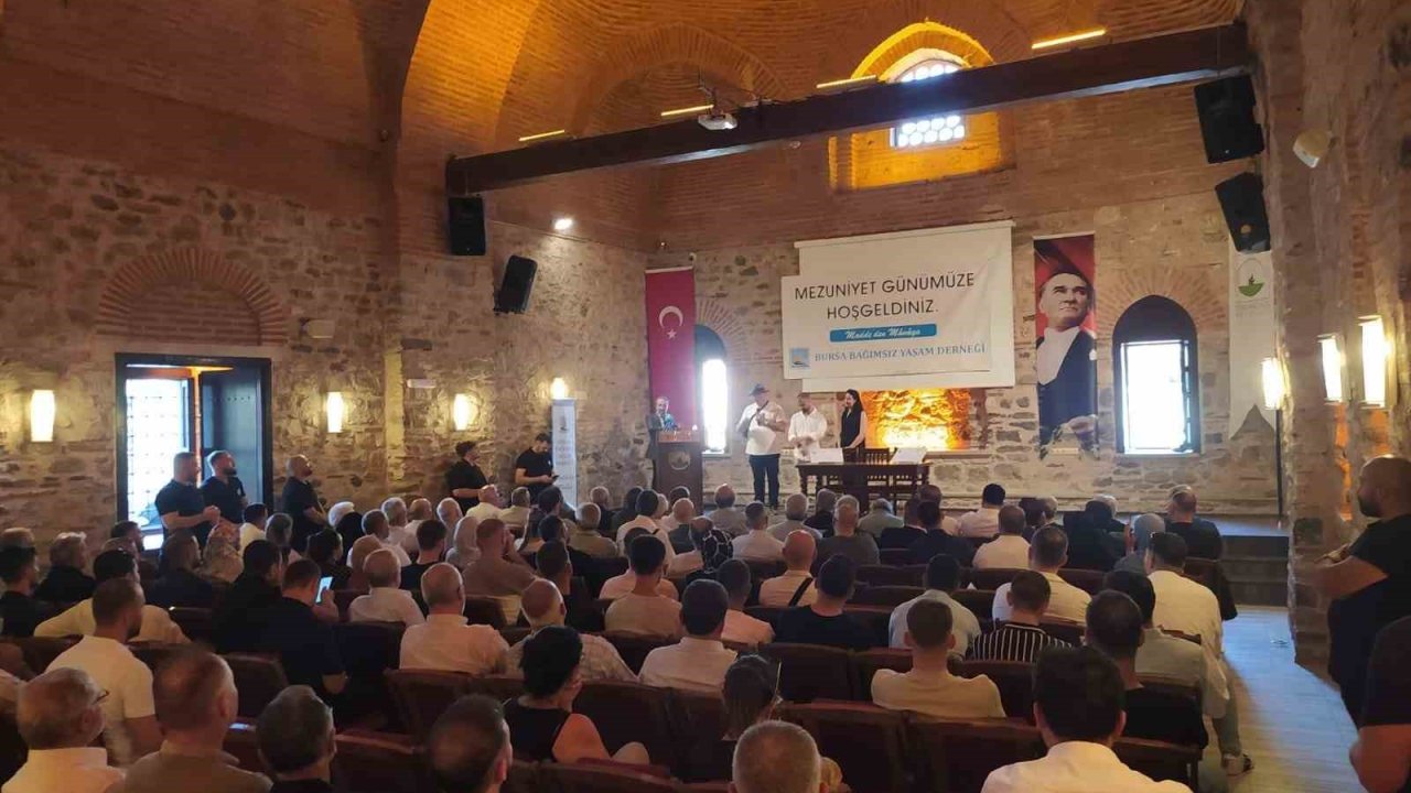 Bağımlılıklarını yenen bireyler mezuniyet coşkusunu yaşadı