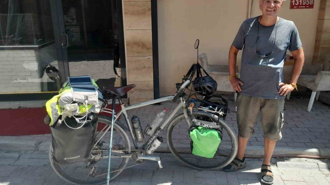 Fransız bisikletçi 3 bin 500 kilometre pedal çevirerek Karapınar’a ulaştı