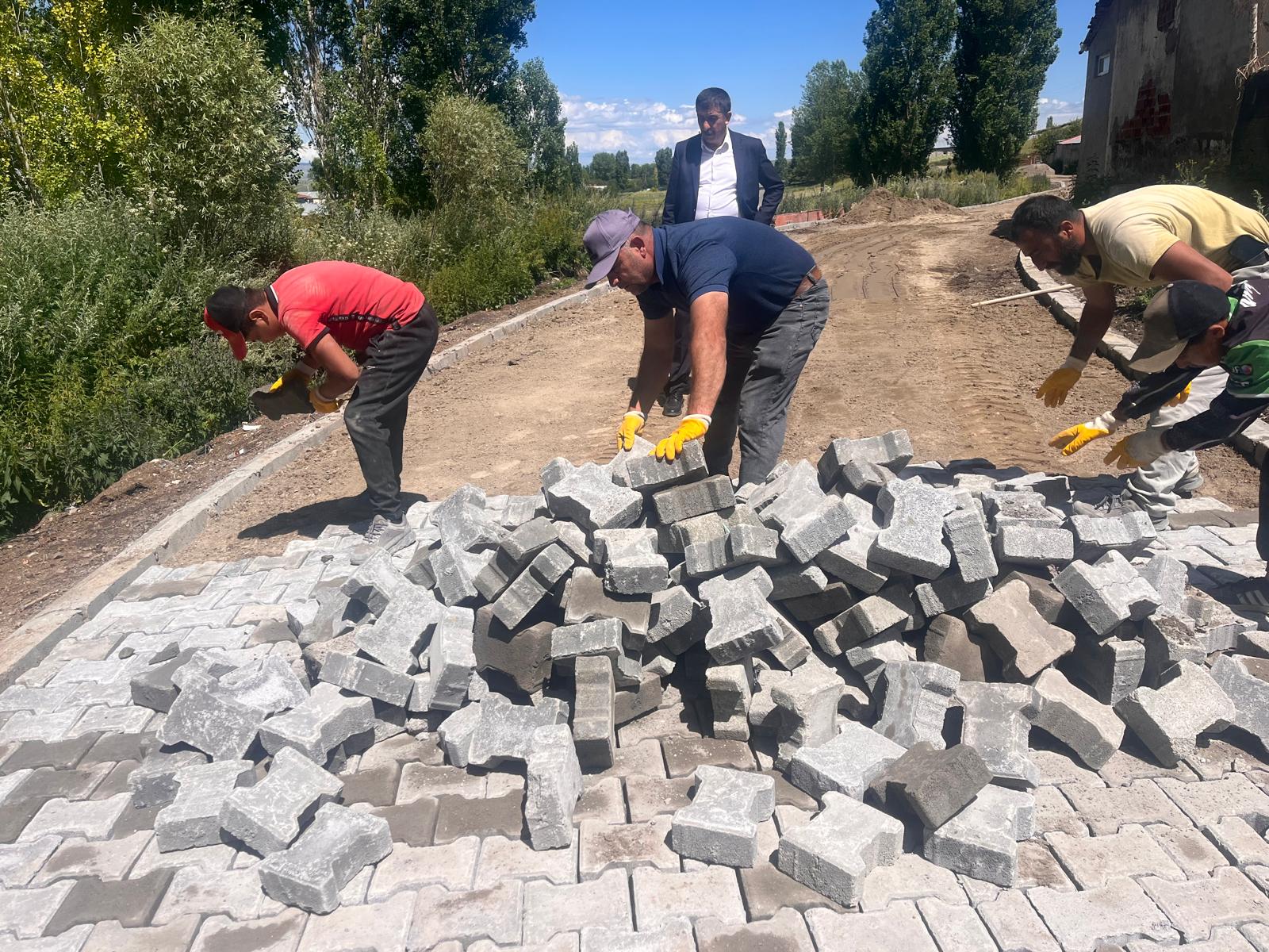 Susuz Belediyesi Yol ve Kaldırım Çalışmalarını Sürdürüyor