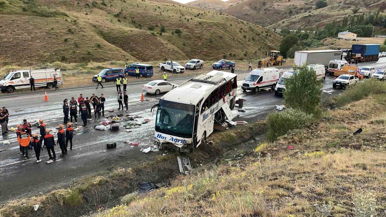 Yolcu otobüsü dağ yamacına çarptı: 4 ölü, 33 yaralı