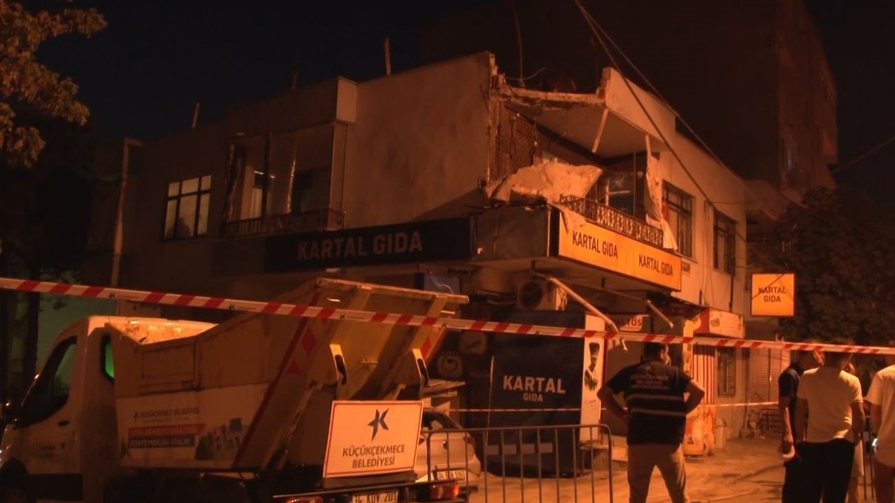 Küçükçekmece’de iki katlı binanın balkon duvarı çöktü