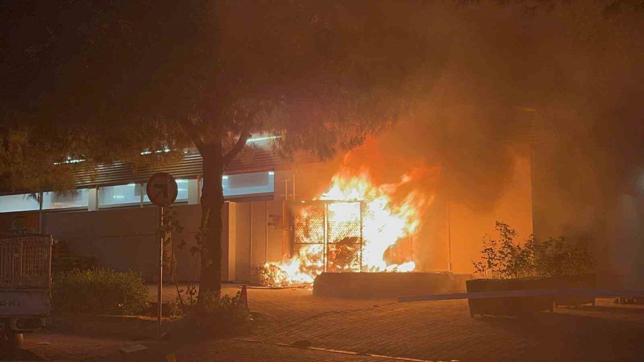 Menteşe’de yangın paniği: Çöp kutusu alev aldı