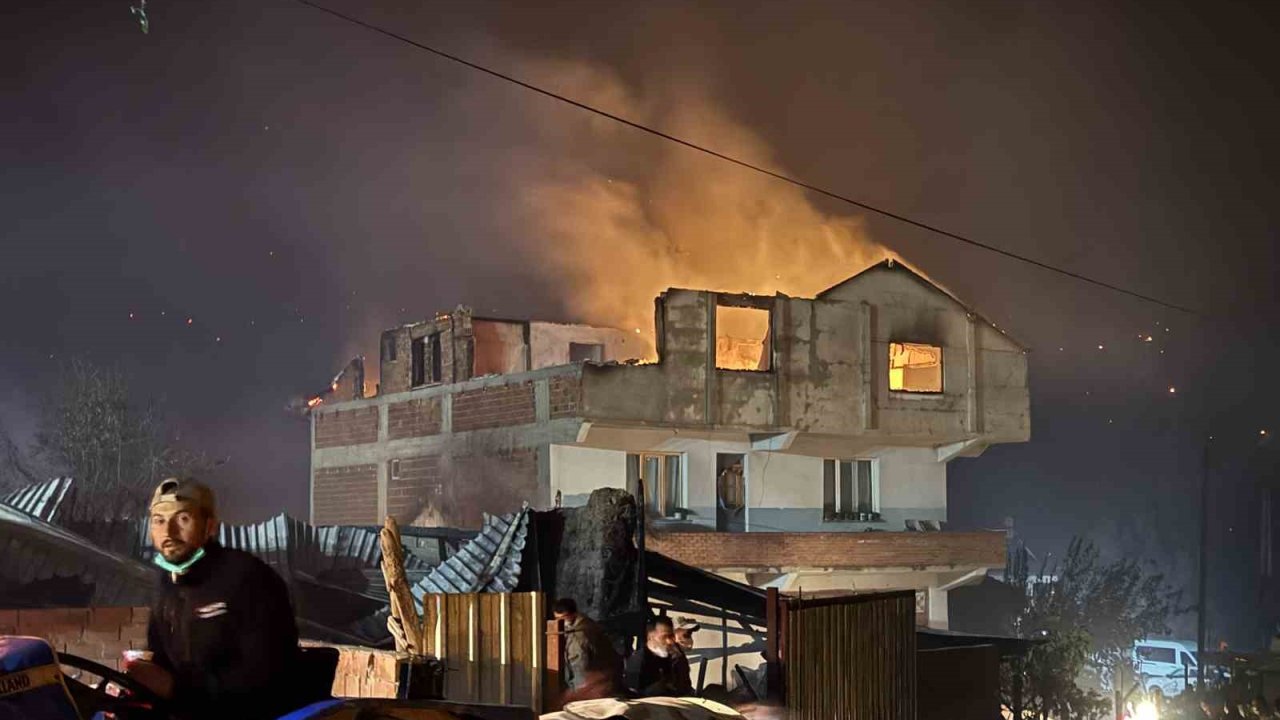 Orman yangının sıçradığı mahallede 3 ev kül oldu