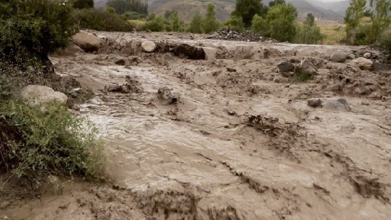 Erzincan’da sağanak yağış sele dönüştü Sakaltutan mevkiinde dereler aştı