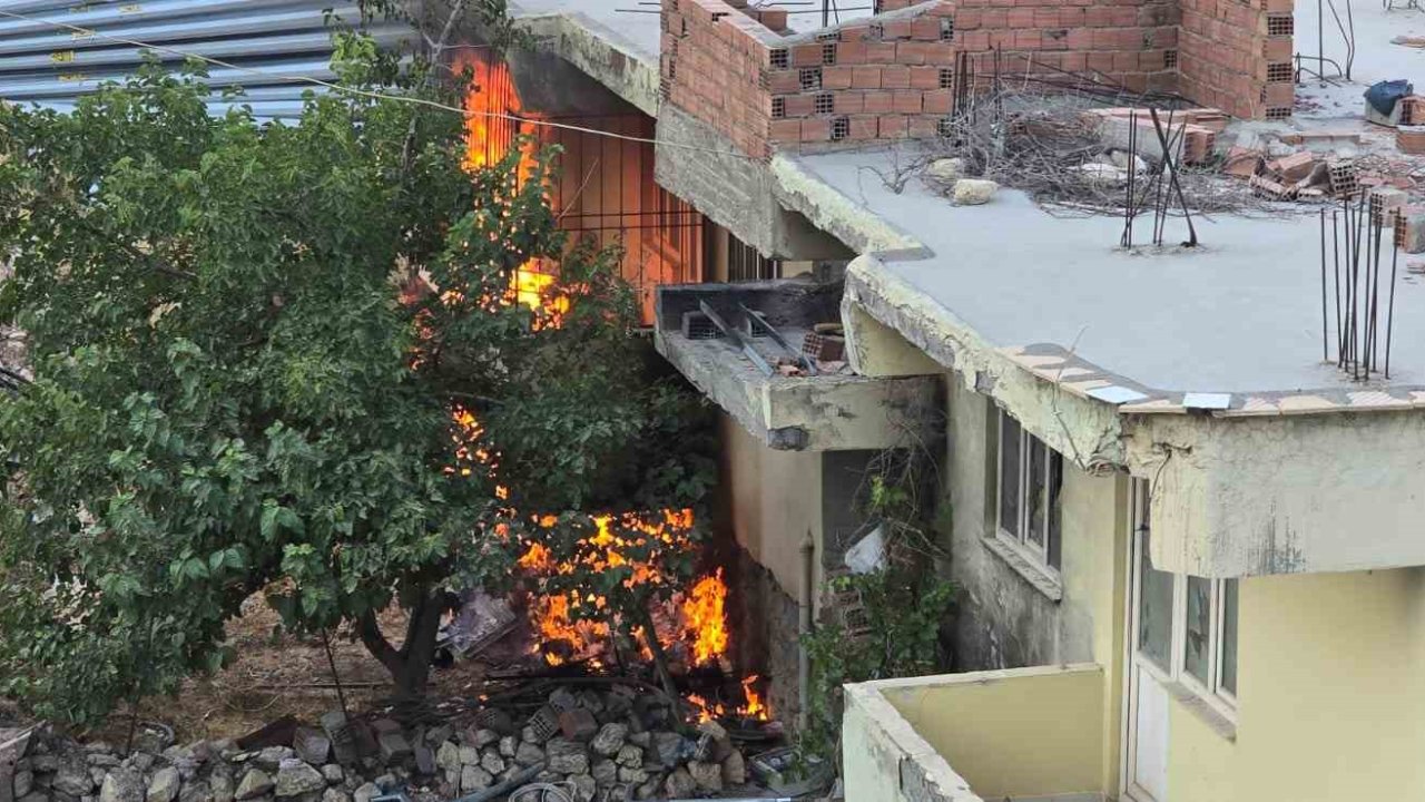 Besni’de ev yangını paniğe neden oldu
