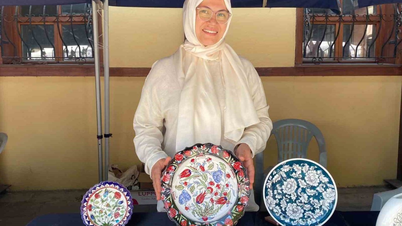 Çini sanatı ile ilmek ilmek işlediği ürünler 950 derece sıcaklıkta pişiriliyor