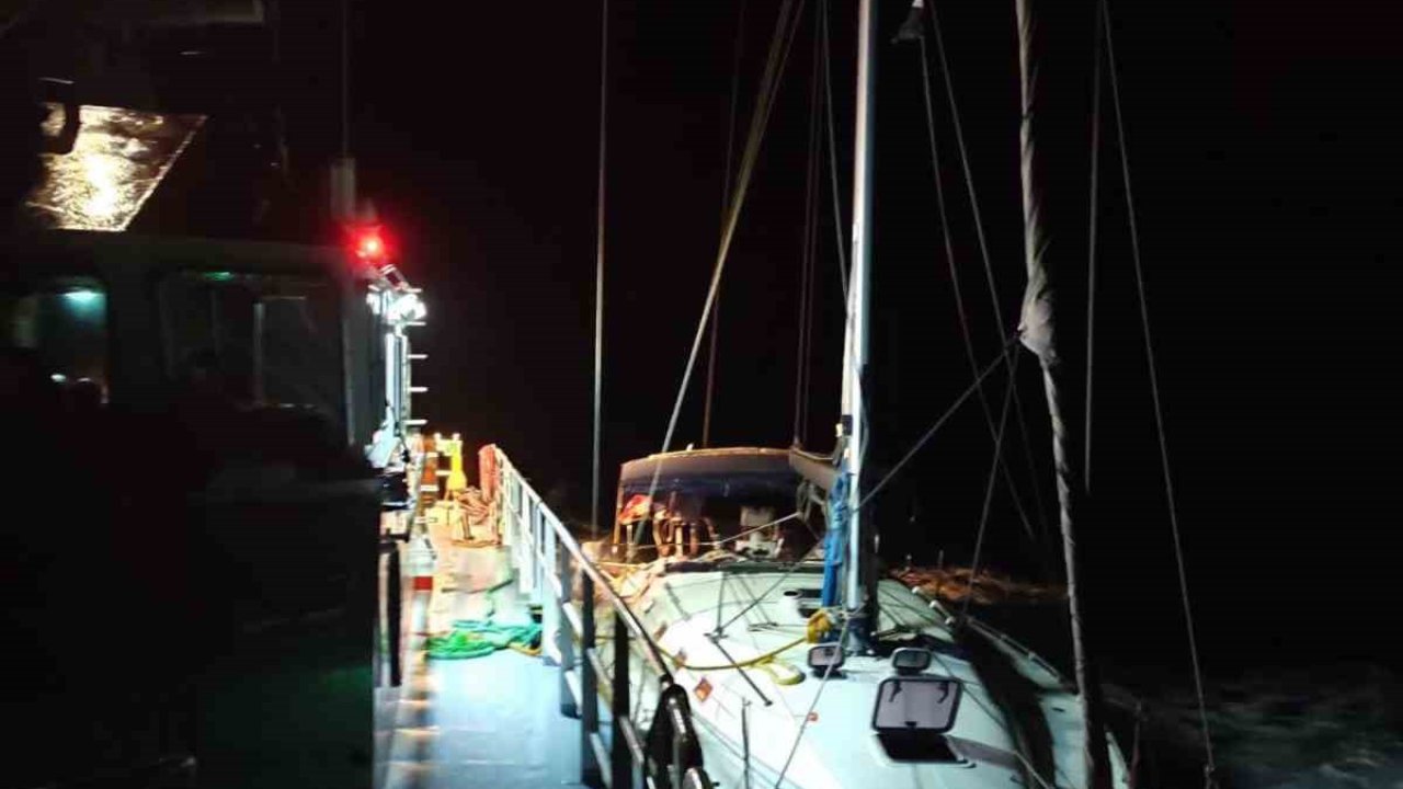 Dümen arızası yapan yelkenli tekne kurtarıldı