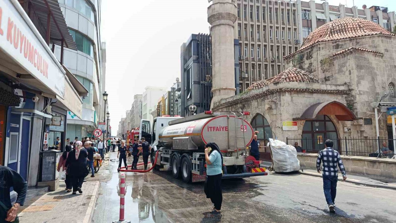Adana’da kuyumcudaki yangın paniğe neden oldu