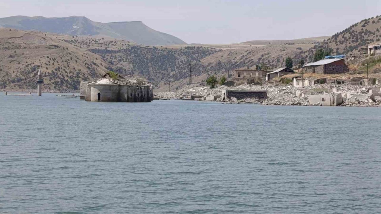 Karakurt Baraj Gölü’nde sular çekildi, tarihi köy yeniden ortaya çıktı