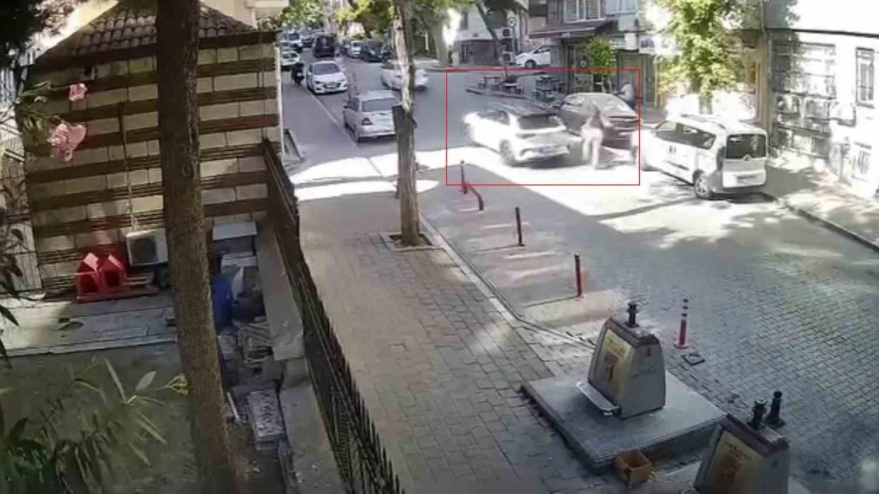 Eyüpsultan’da polisten örnek davranış: Dik yokuştan inemeyen kağıt toplayıcısının yardımına koştu