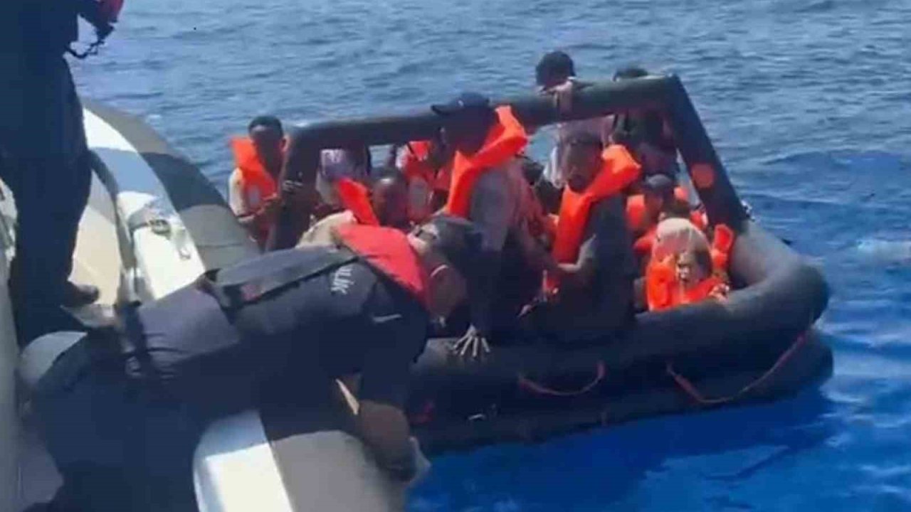 Yunanistan’ın geri ittiği can sallarındaki düzensiz göçmenler kurtarıldı