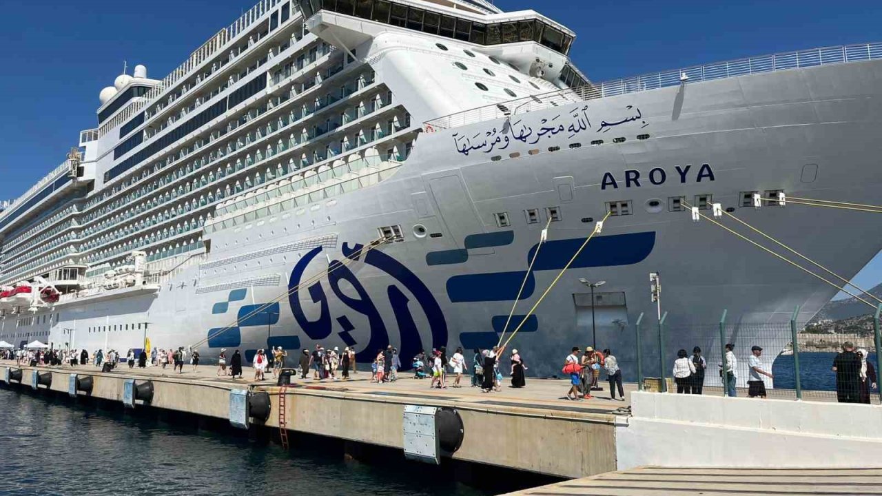 Bodrum’a gemiyle 2 bin 241 yolcuyla geldi