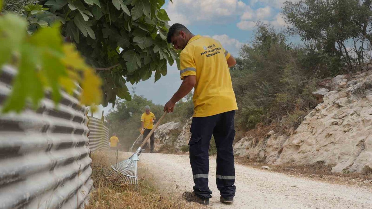 Tarsus’ta kırsal mahallelerde temizlik çalışmaları aralıksız sürdürülüyor