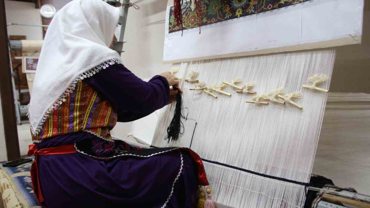 Türk düğümlü halılar ilk kez bir ‘Atlasta’ toplandı