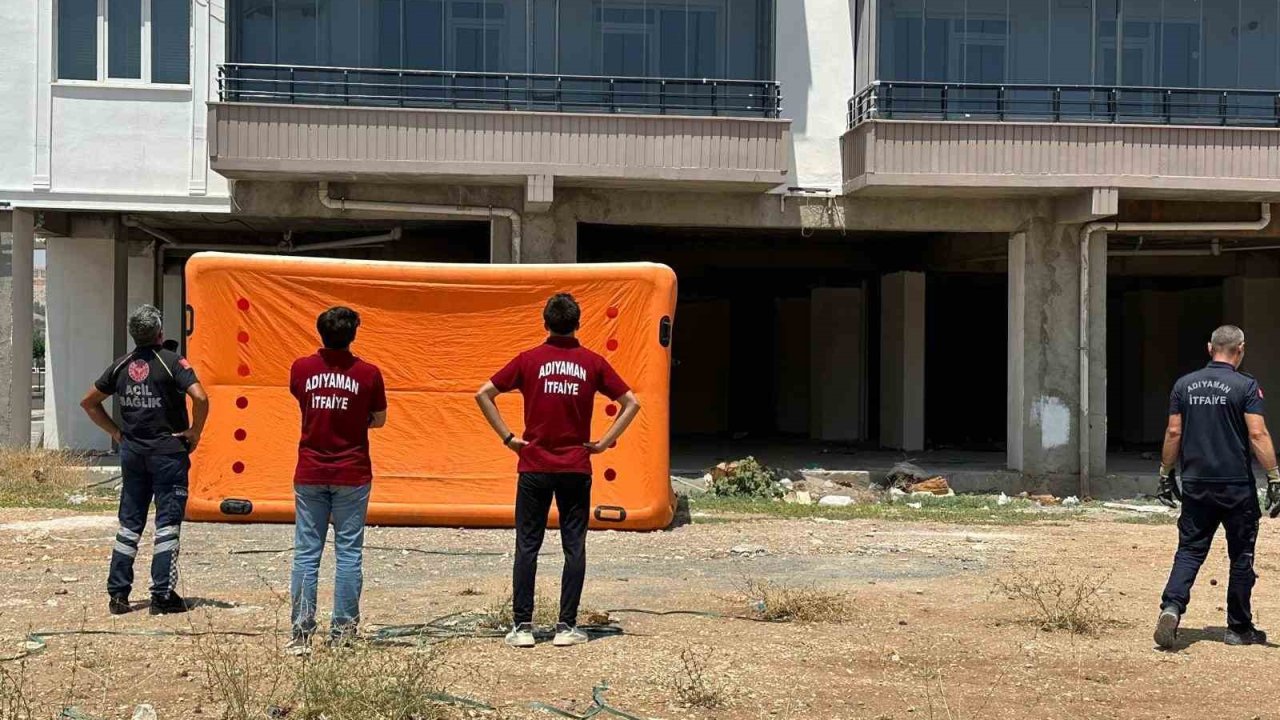 Paralarını alamadıklarını iddia eden iki işçi binanın tepesine çıktı