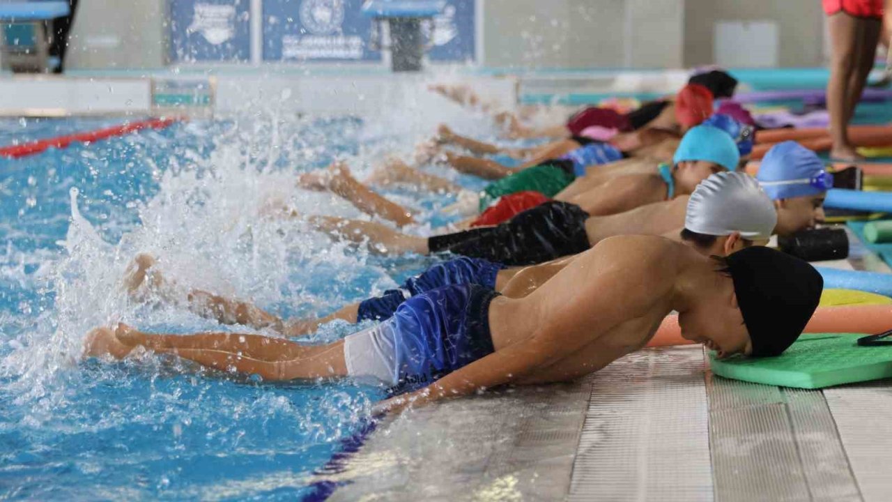 Pınarbaşı Yüzme Havuzu’nda yıllar sonra ilk kulaç atıldı