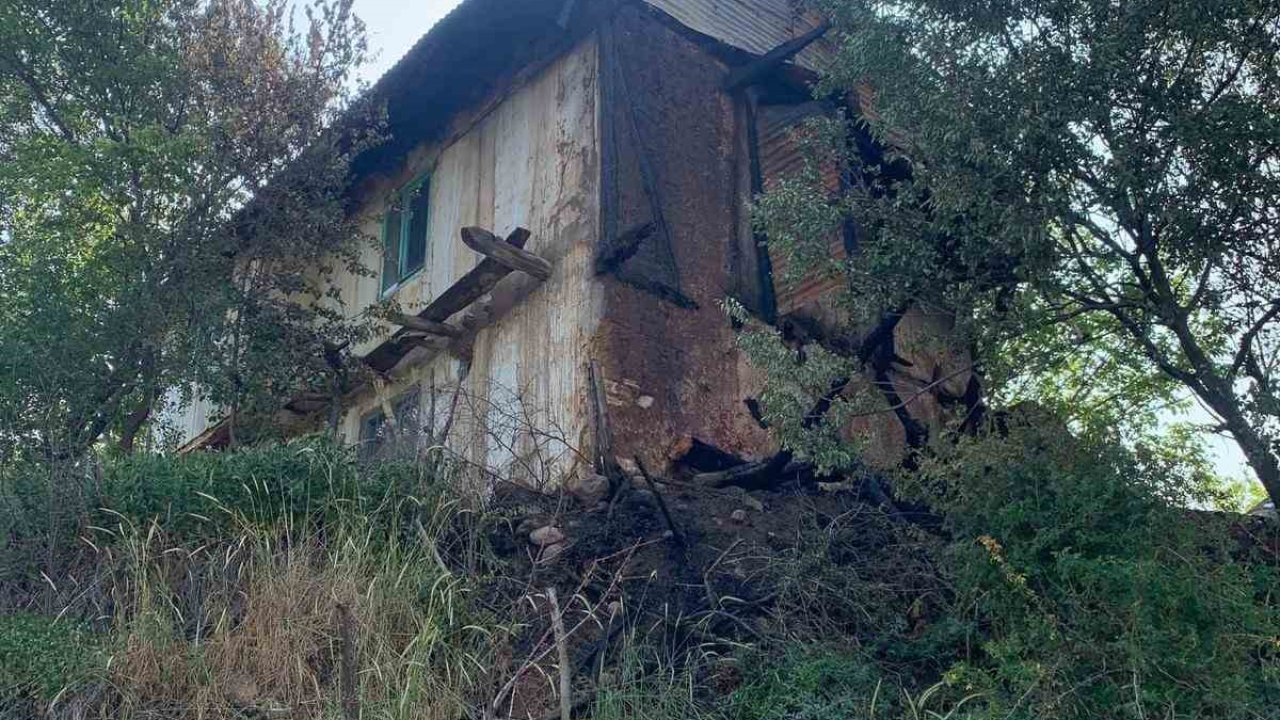 Yangında ahşap evi zarar gören 88 yaşındaki kadına yardım eli uzandı