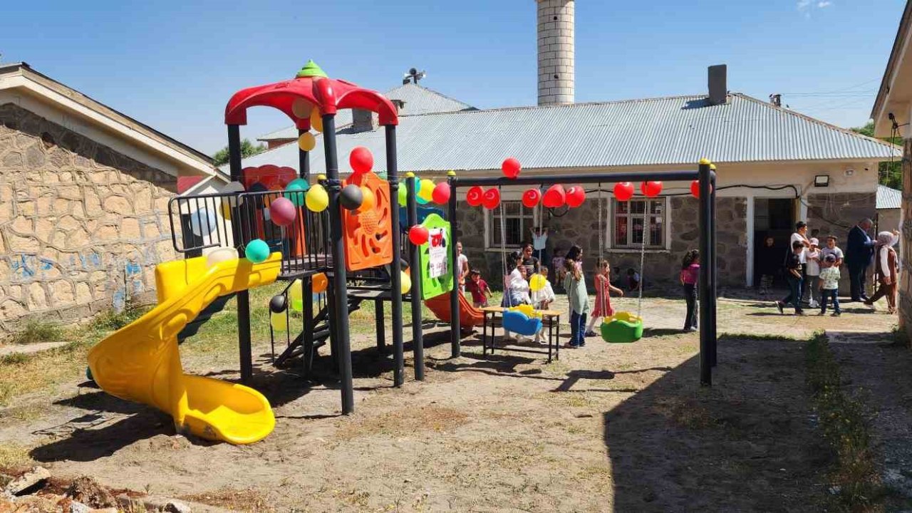 Muş’ta köye şehit Öğretmen Necmettin Yılmaz adına oyun parkı yapıldı