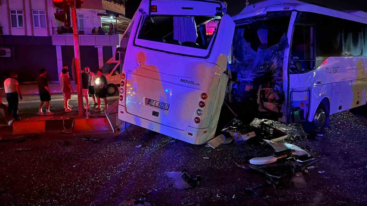 Antalya’da 3 midibüs birbirine girdi, ortalık savaş alanına döndü: 6 yaralı