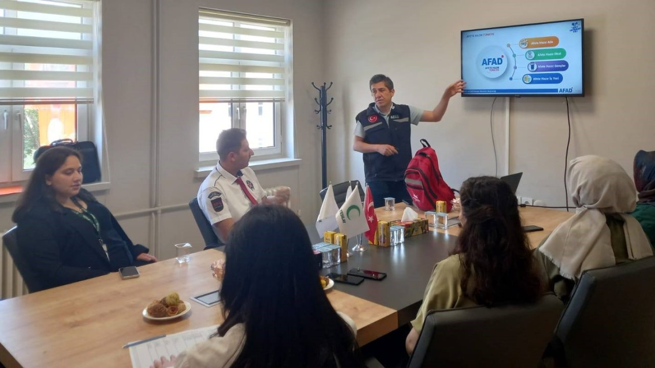 Bayburt’ta Yeşilay personeline afet ve yangın farkındalık eğitimi verildi