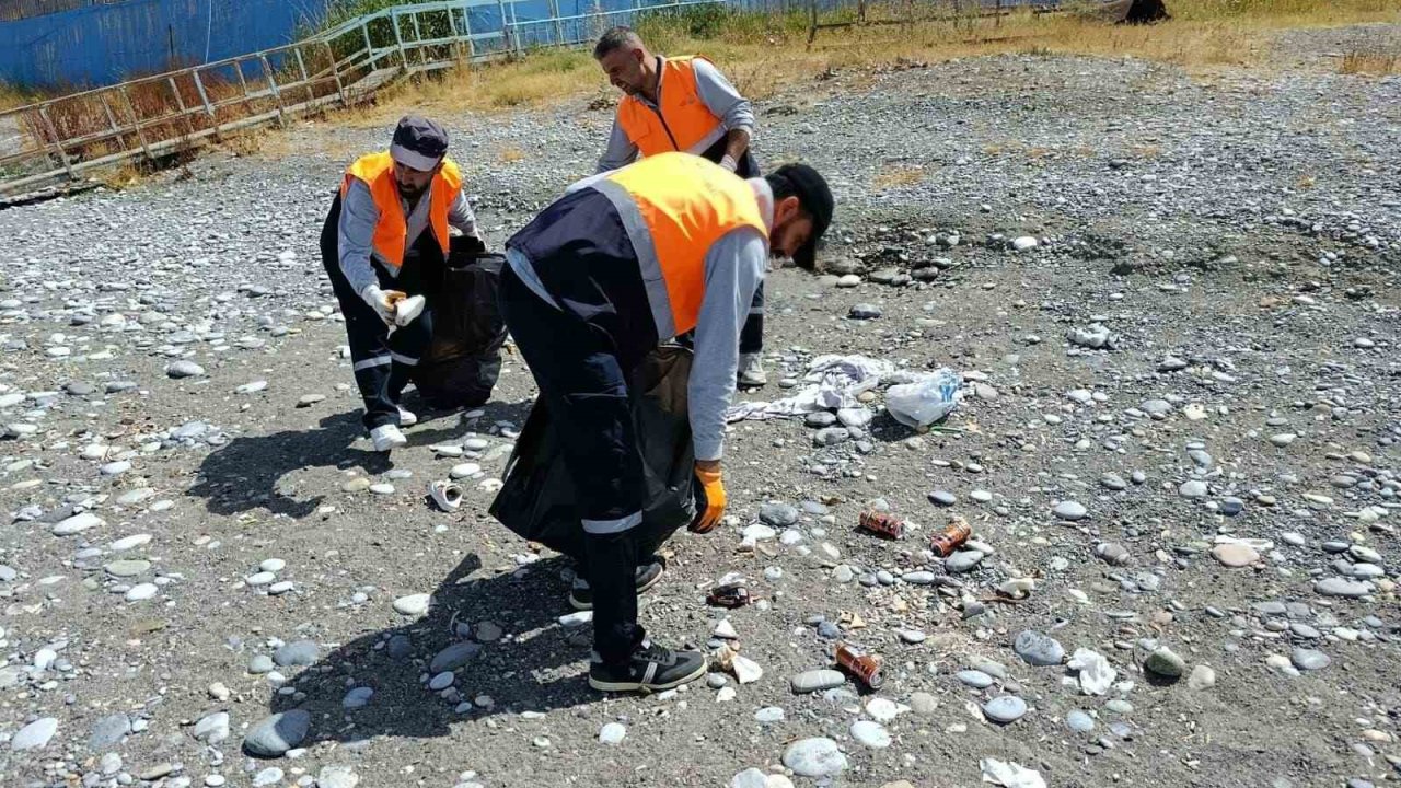 Van Büyükşehir Belediyesinden ‘Mavi Bayraklı Halk Plajı’nda temizlik çalışması