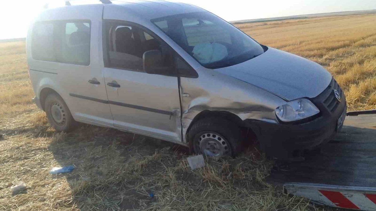 Kaza yapan hafif ticari araçta 3 kişi yaralandı