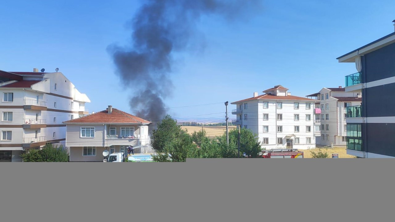 Ankara’da garajda park halinde bulunan araç yanarak kül oldu