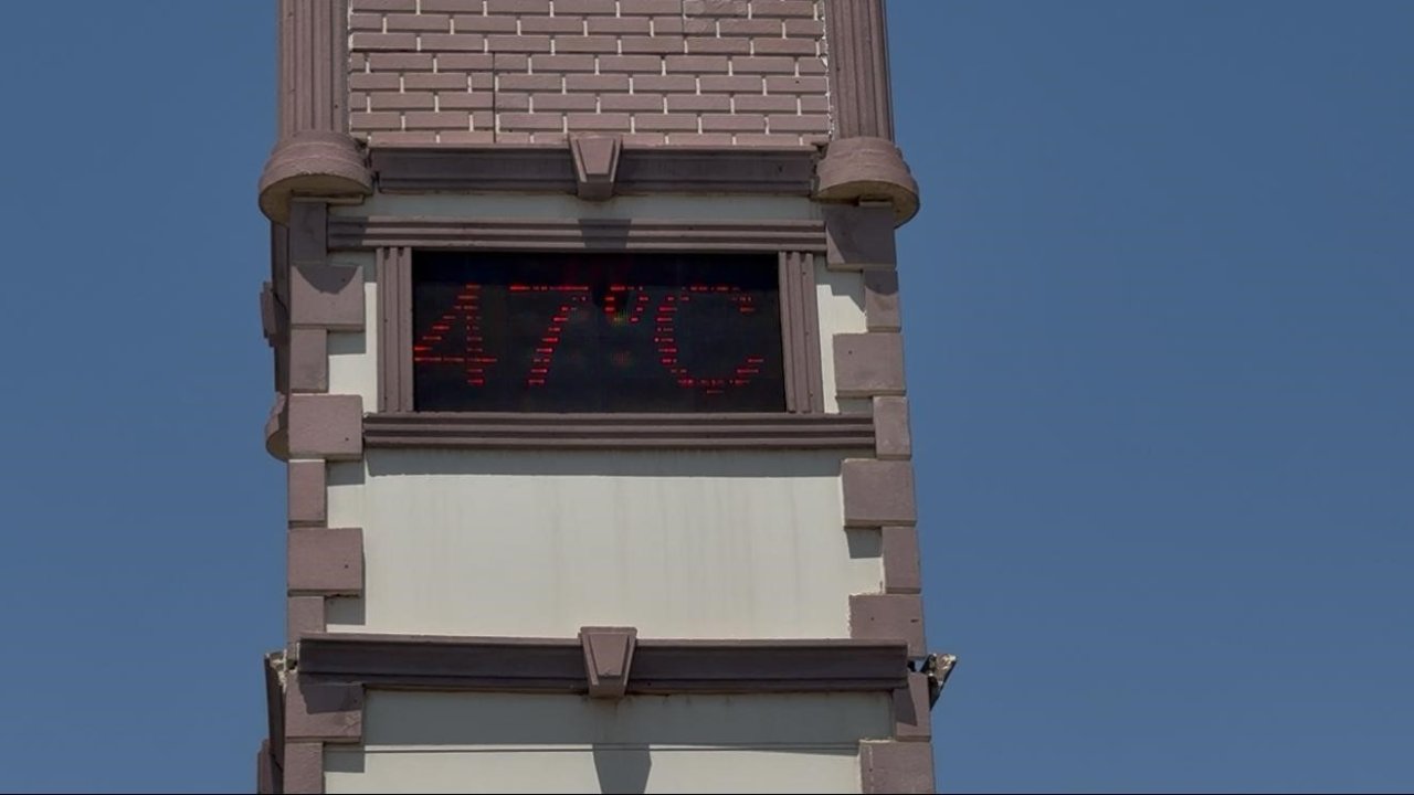 Diyarbakır’da termometre 47 dereceyi gösterdi: Çocuklar havuzda, yetişkinler cami gölgesinde serinledi