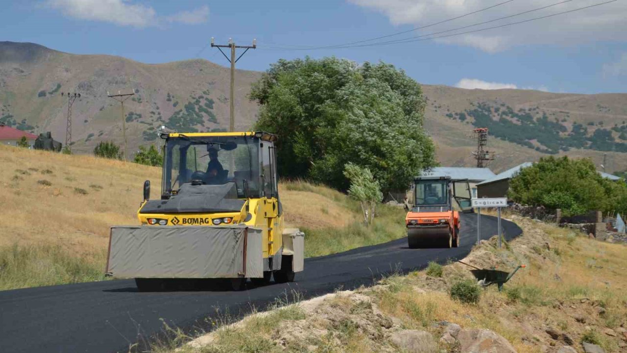 Muş’ta sıcak asfalt mesaisi