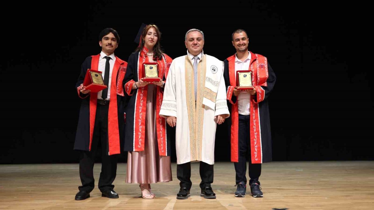 ERÜ Edebiyat Fakültesi mezuniyet sevinci