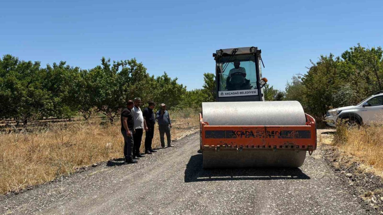 Akçadağ’ın Bahri Mahallesi’nde yollar yenileniyor