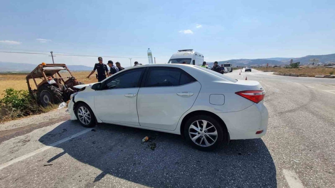 Burdur-Fethiye kara yolunda traktör ile otomobil çarpıştı: 5 yaralı