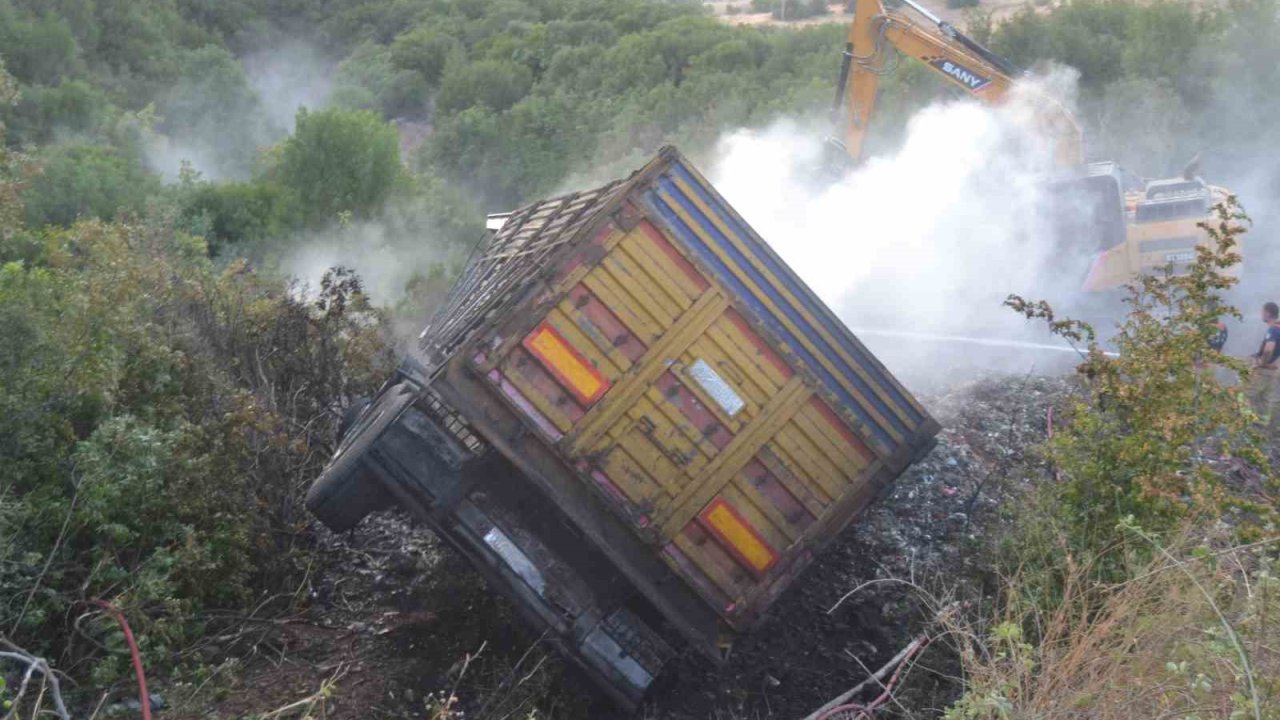 Manisa’da alev alan kamyon şarampole uçtu, yangın ormana sıçramadan söndürüldü