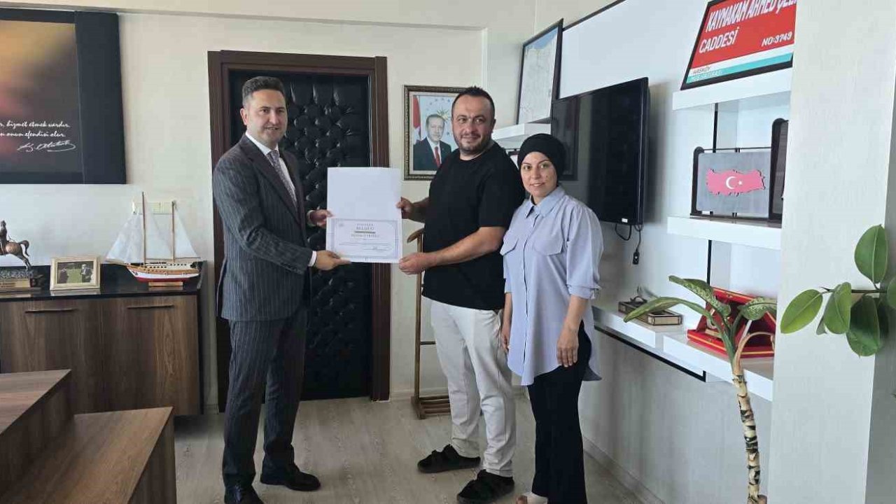 Yosunlu iskeleyi temizleyen çifte teşekkür belgesi