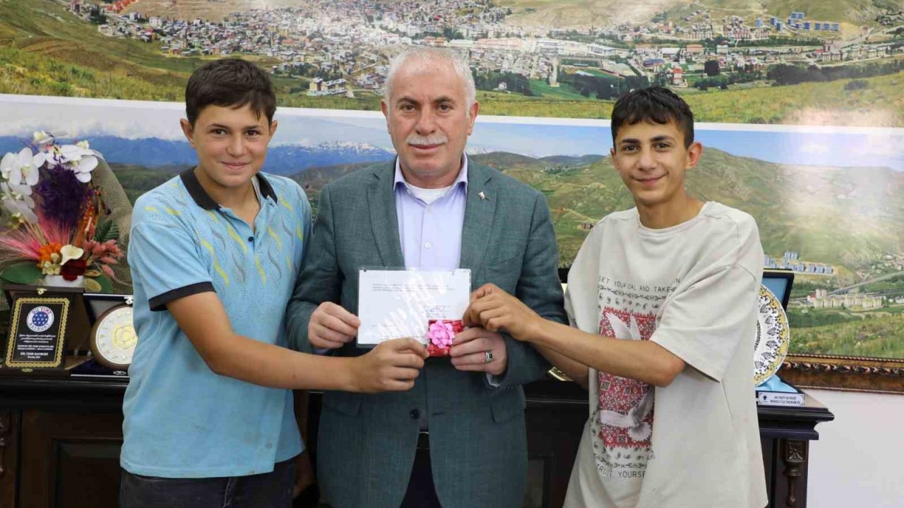 Şölen balonunu bulan gençlere ilk ikramiyeler teslim edildi