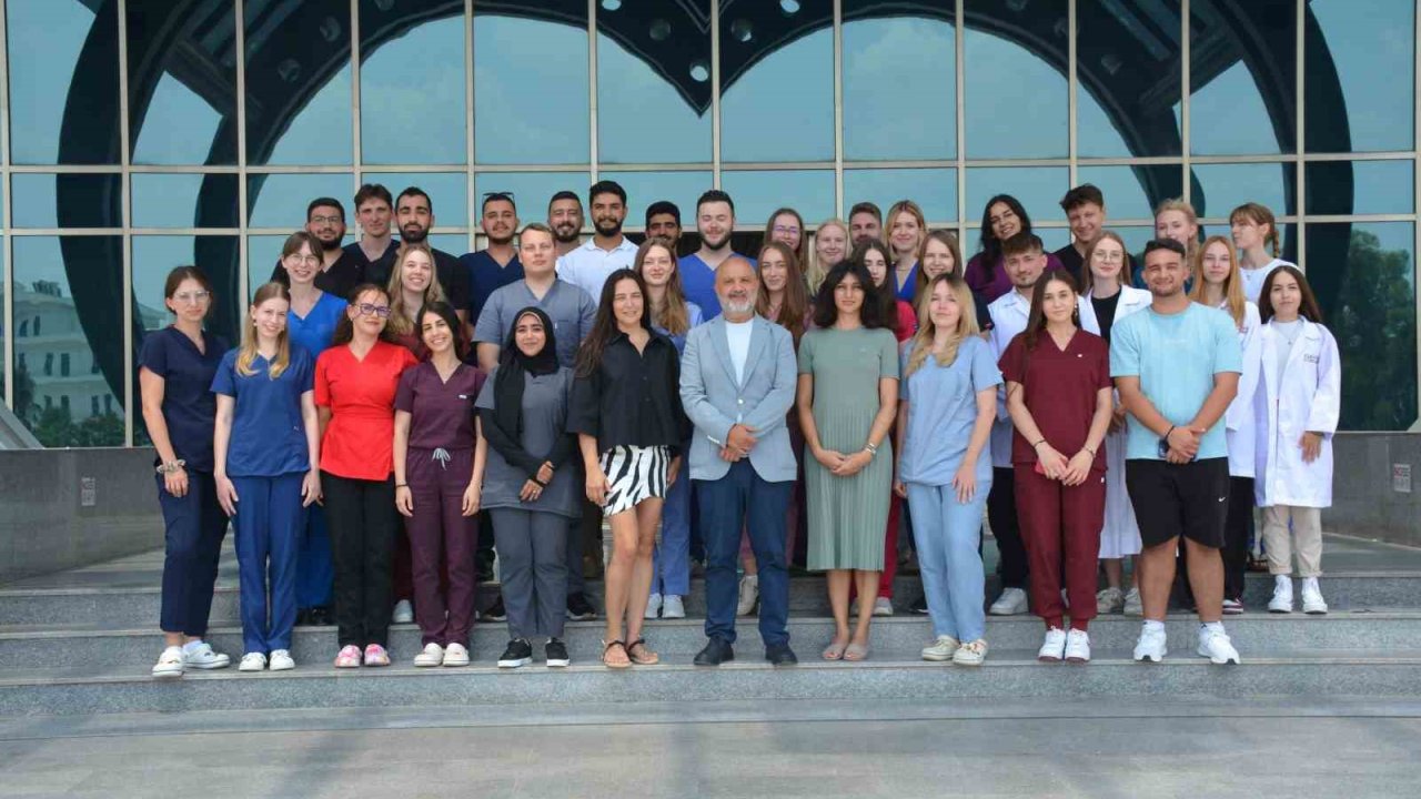 17 ülkeden gelen tıp ve eczacılık öğrencileri, Kıbrıs’ta buluştu